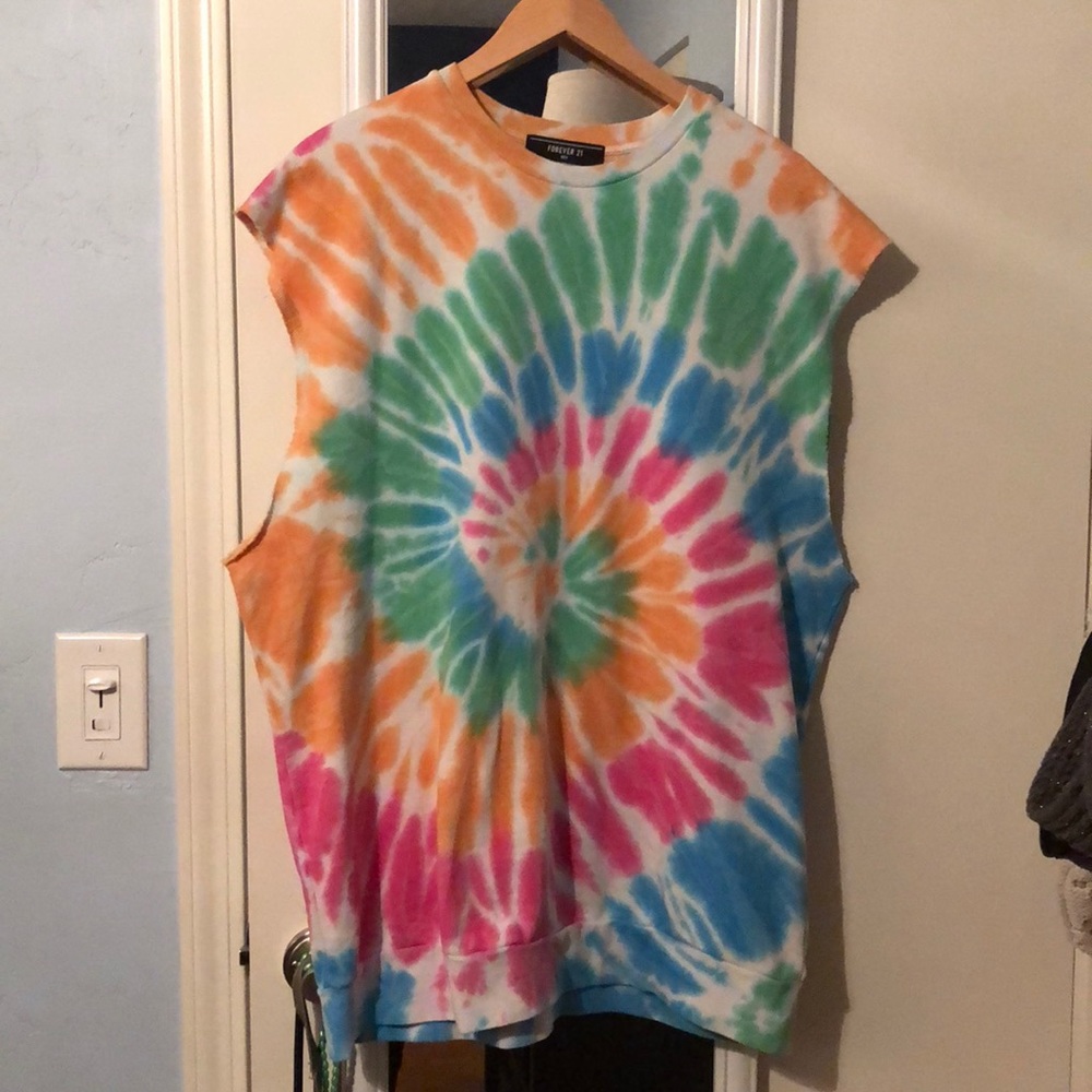 Sleeveless tie-due sweater